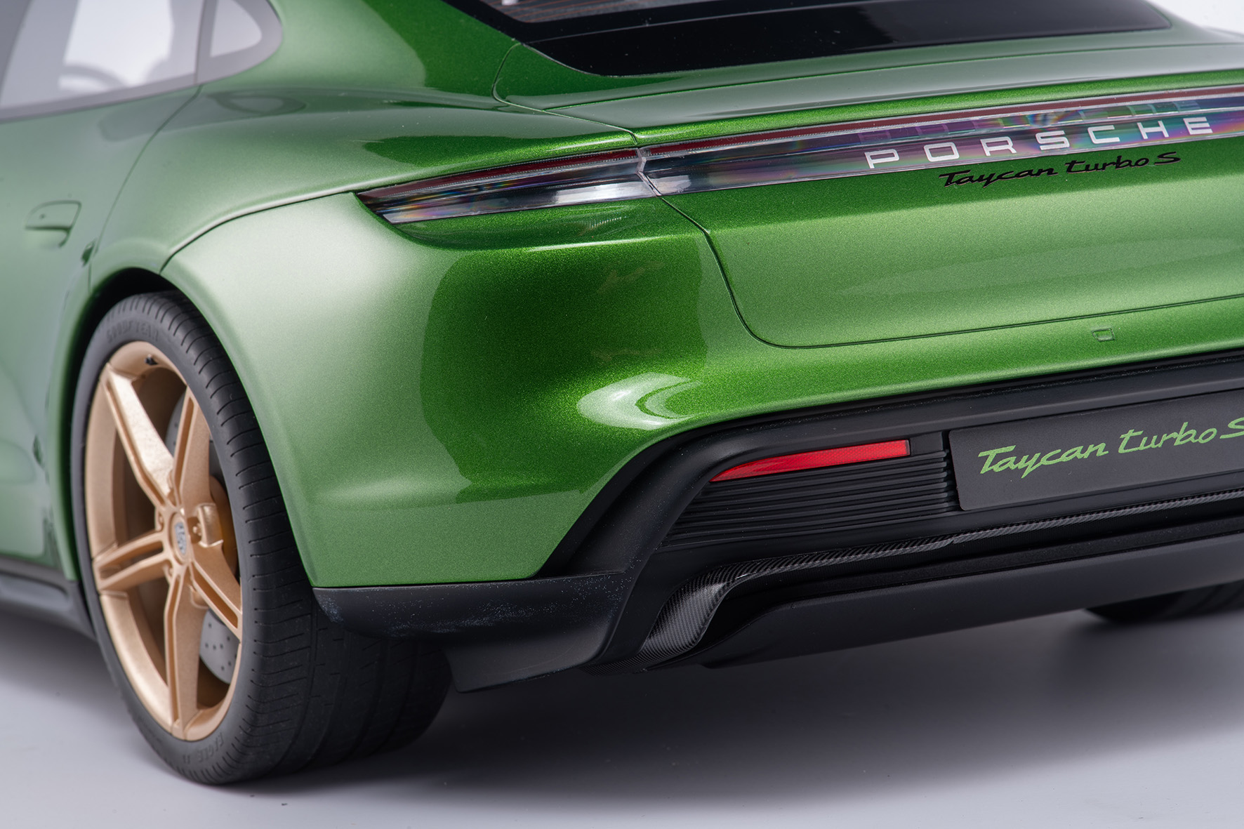PORSCHE TAYCAN TURBO S - 2020 - MAMBAGRÜNMETALLIC