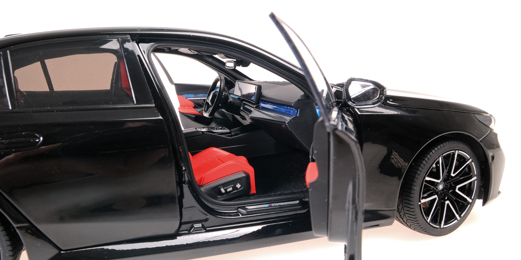BMW M5 - 2024 - BLACK METALLIC
