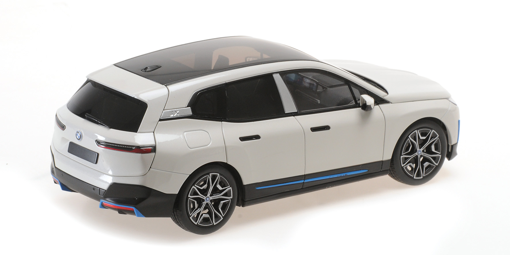 BMW iX - 2022 - WHITE METALLIC