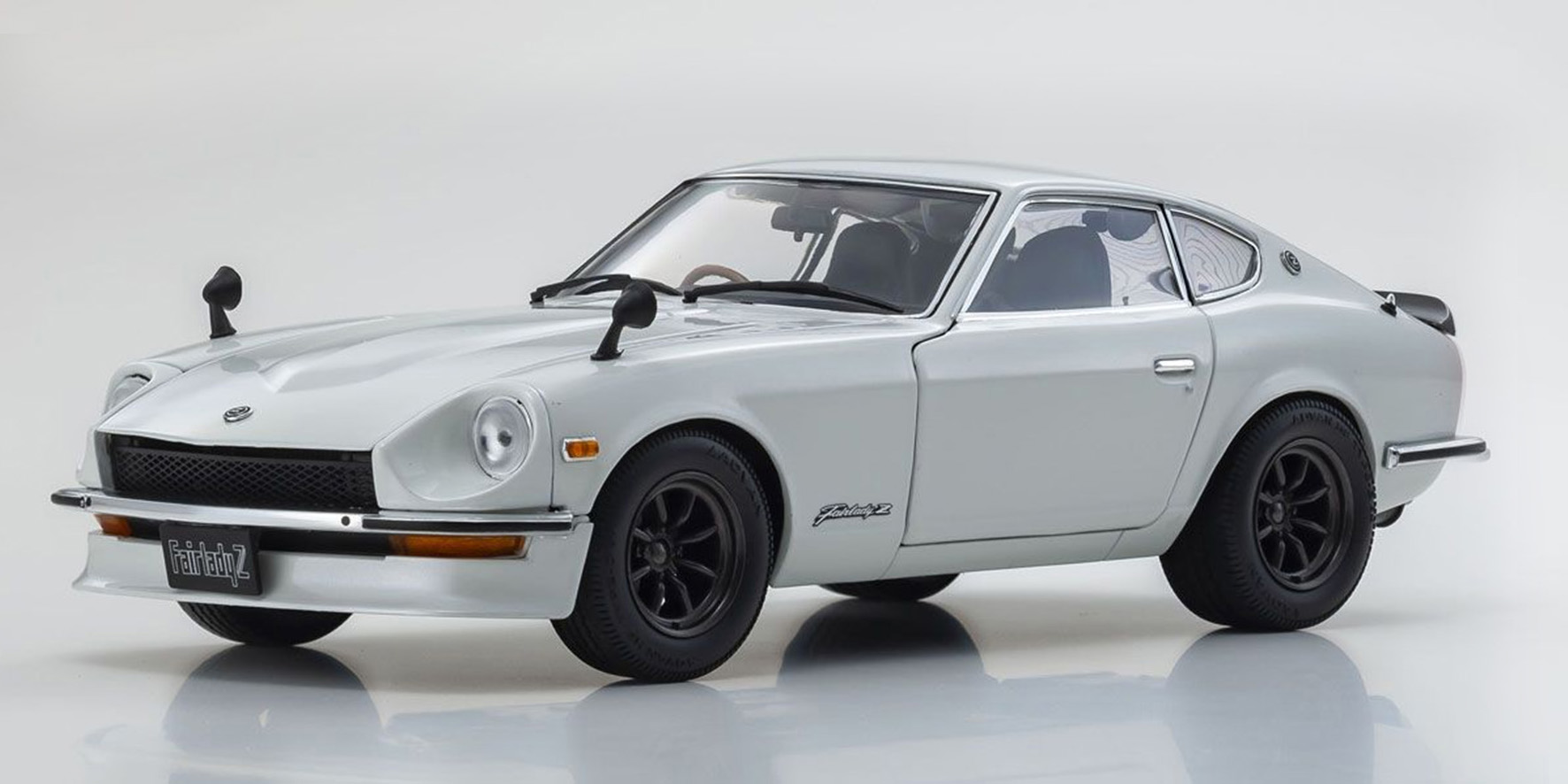 NISSAN FAIRLADY Z (S30) - WHITE PEARL (08220WP)
