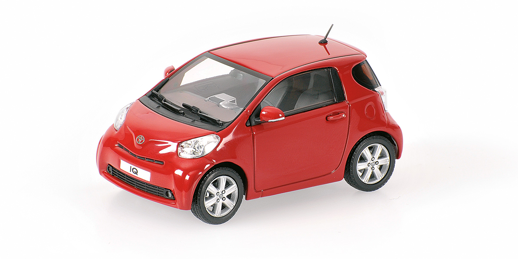 TOYOTA IQ - 2009 - RED (VULCANOROT)