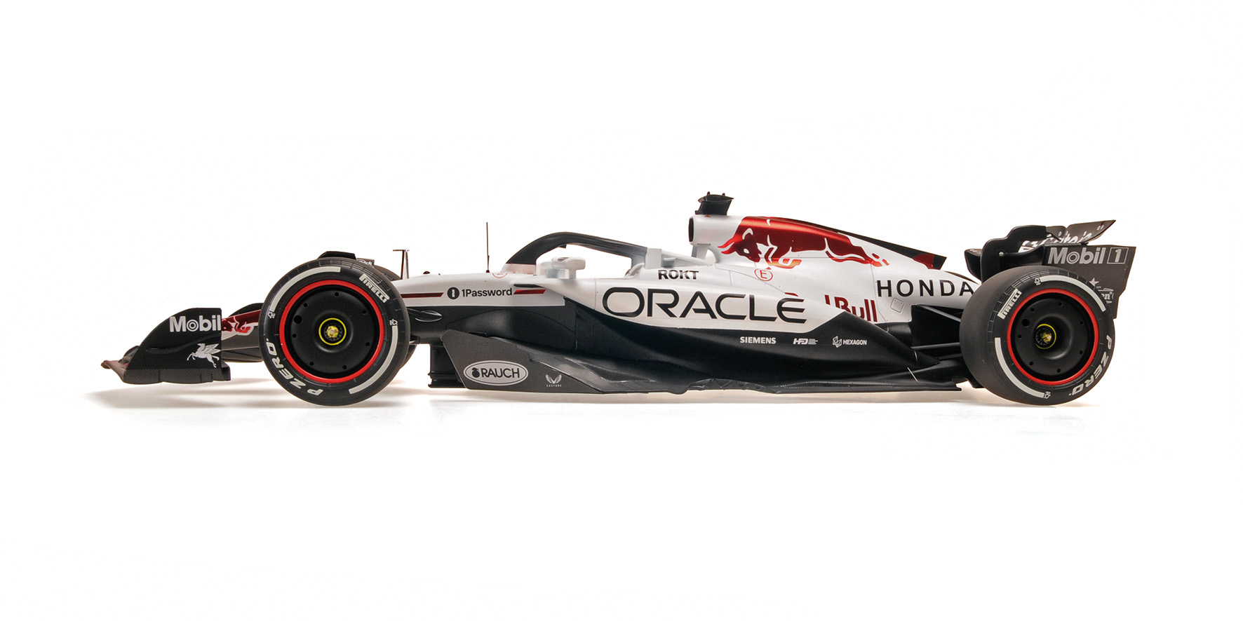 ORACLE RED BULL RACING RB21 - MAX VERSTAPPEN - WINNER JAPANESE GP 2025 W FIGURINE, 2 PITBOARDS AND POSITION BOARD