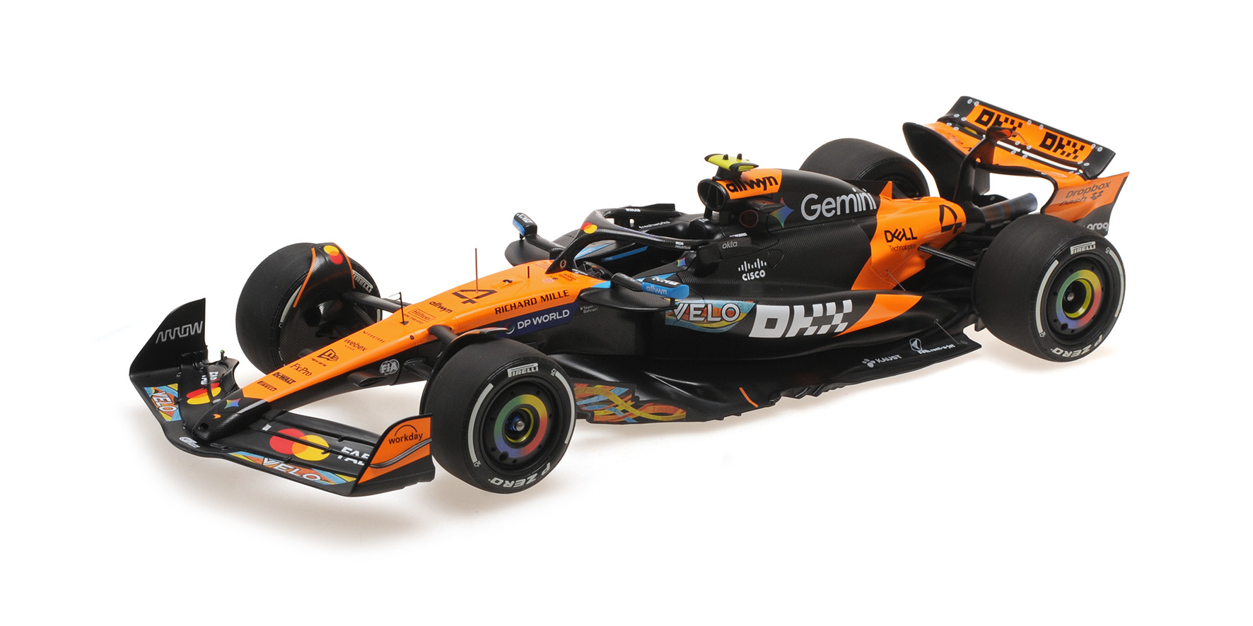 MCLAREN FORMULA 1 TEAM MCL39 - L. NORRIS - WC - ABU DHABI GP 2025 W.STAN. FIGURINE.+ 2 PITBOARDS