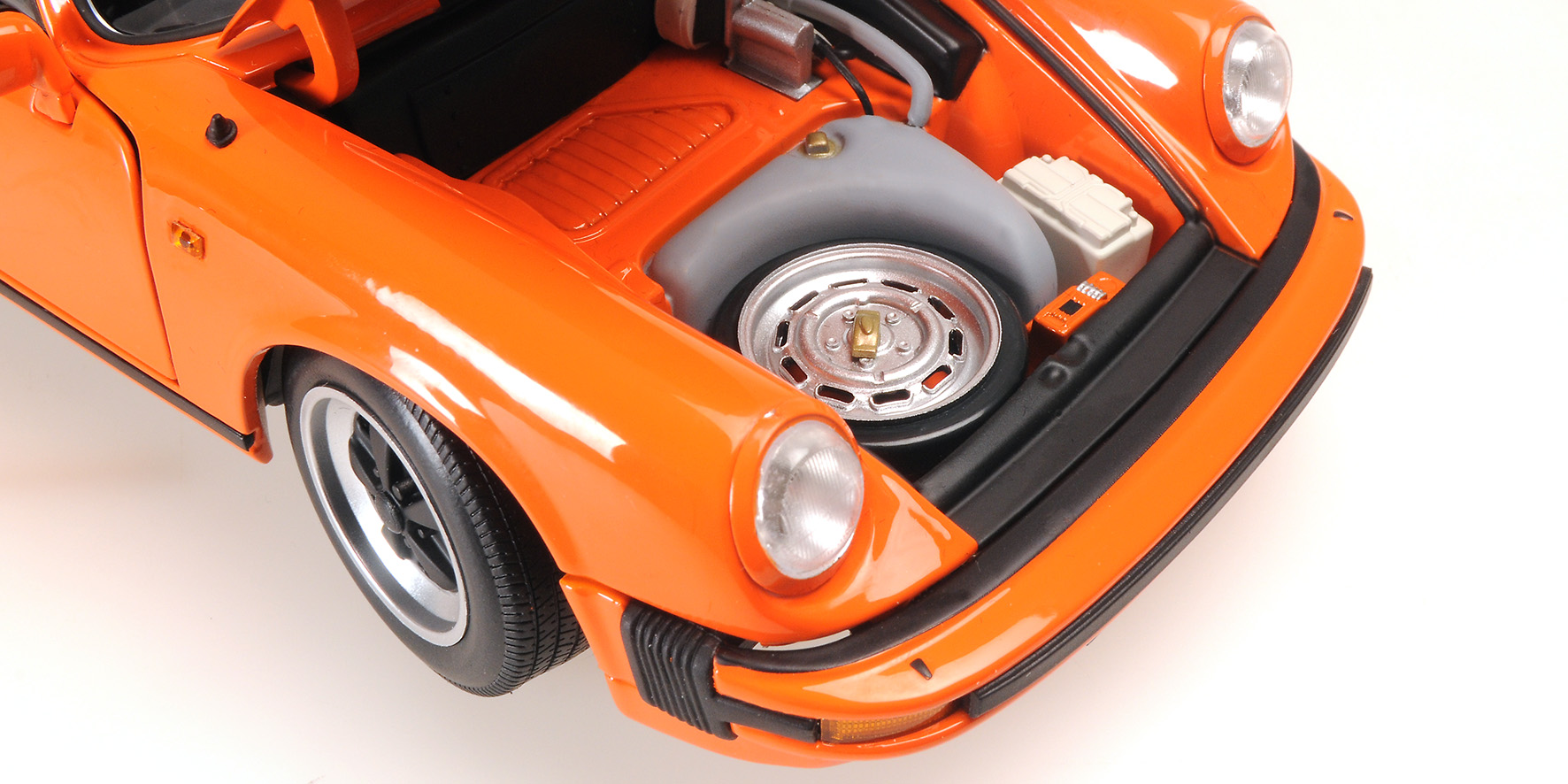 PORSCHE 911 CARRERA 3.2 TARGA - 1983 - ORANGE