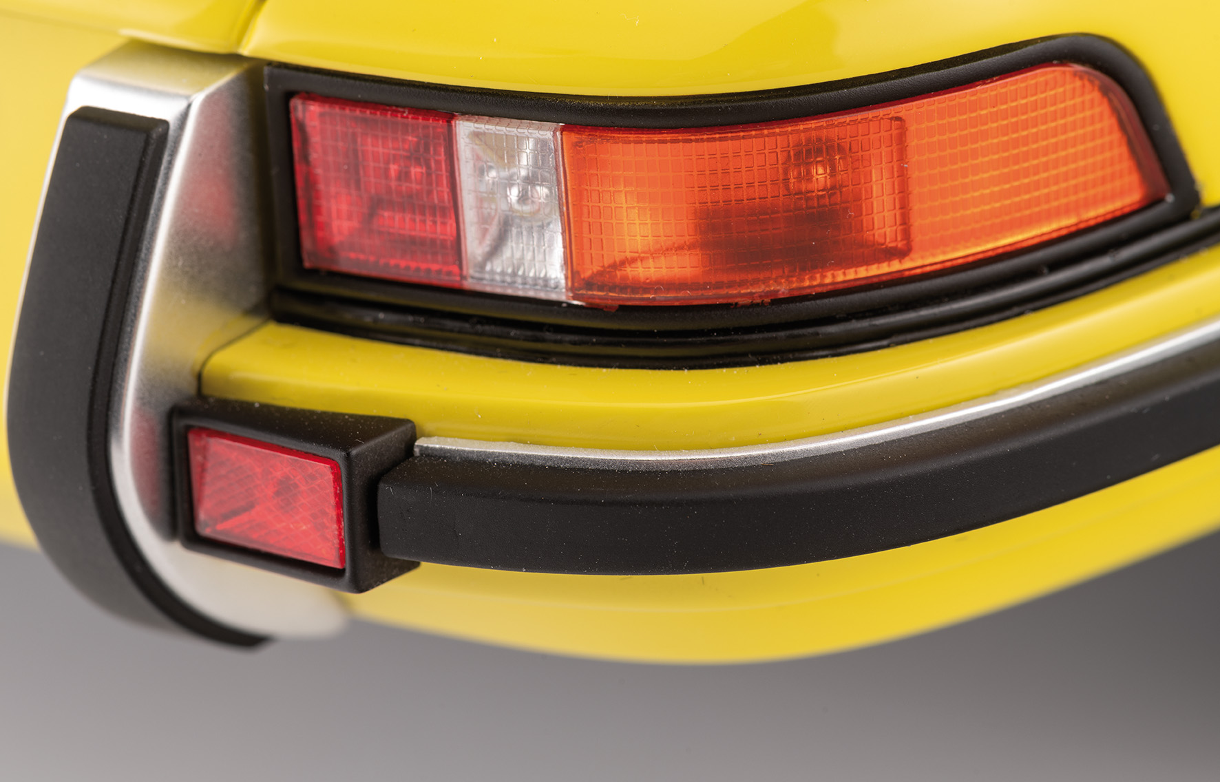 PORSCHE 911 CARRERA RS 2.7 TOURING - 1972 - GELB MIT SCHWARZEM DEKOR