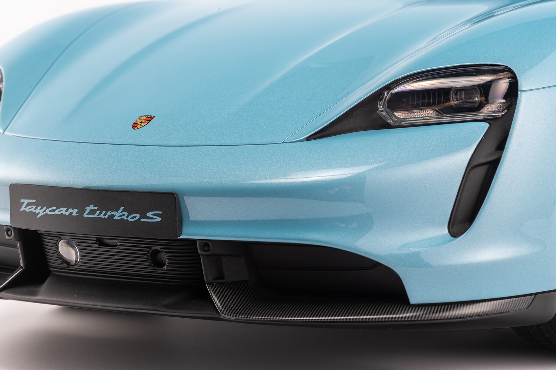PORSCHE TAYCAN TURBO S - 2020 - FROZENBLAUMETALLIC