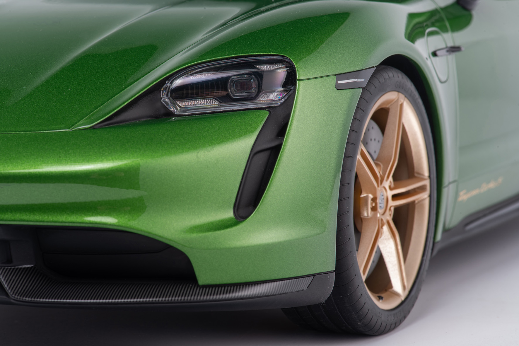 PORSCHE TAYCAN TURBO S - 2020 - MAMBAGRÜNMETALLIC