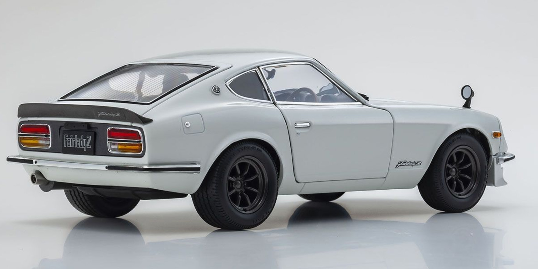 NISSAN FAIRLADY Z (S30) - WHITE PEARL (08220WP)