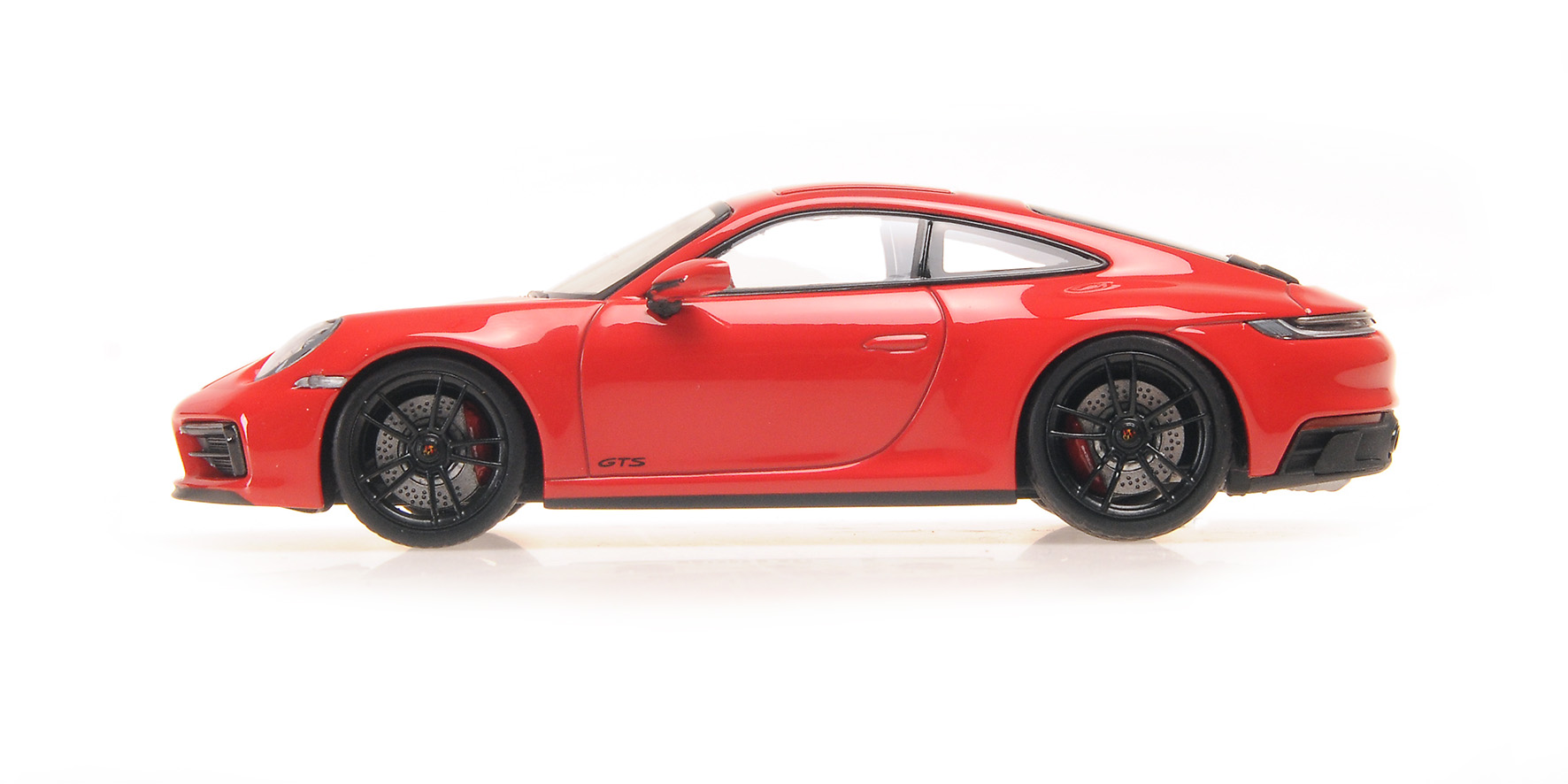PORSCHE 911 (992) CARRERA 4 GTS - 2019 - RED