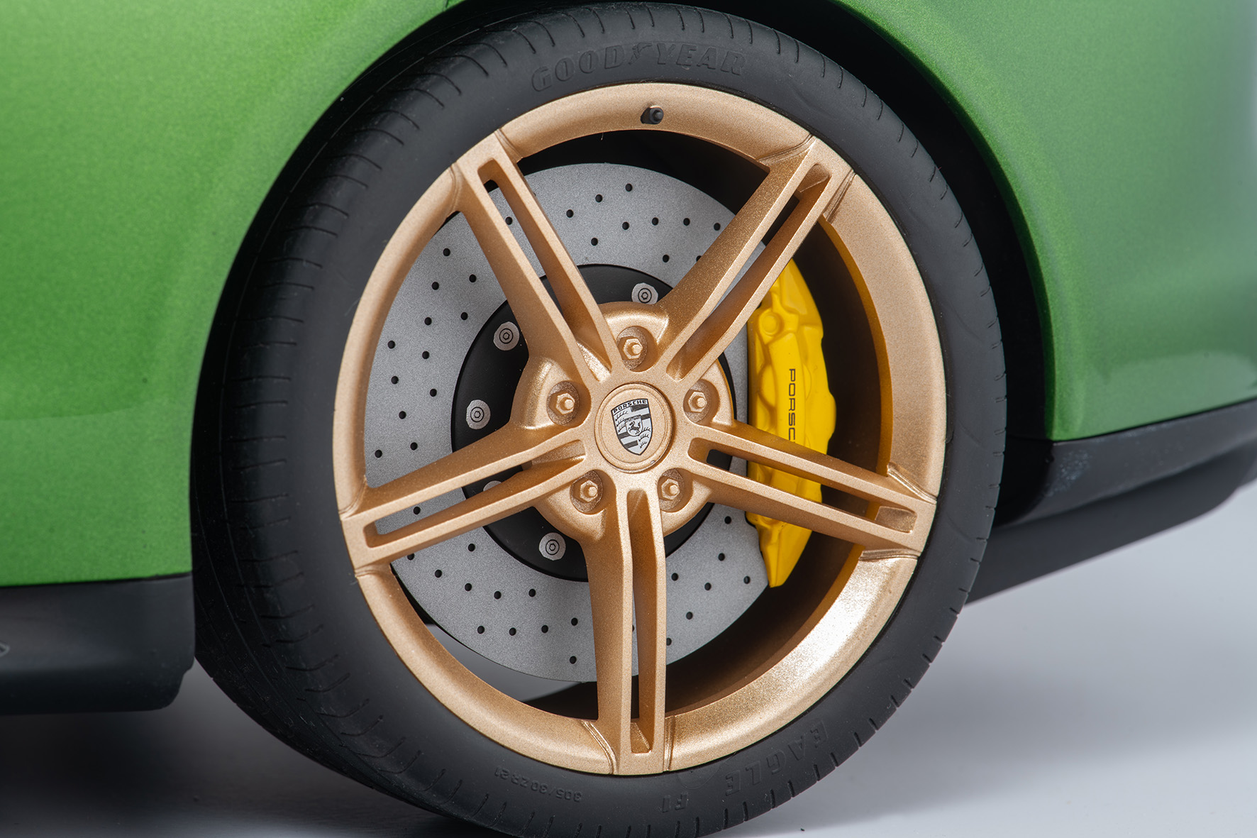 PORSCHE TAYCAN TURBO S - 2020 - MAMBAGRÜNMETALLIC
