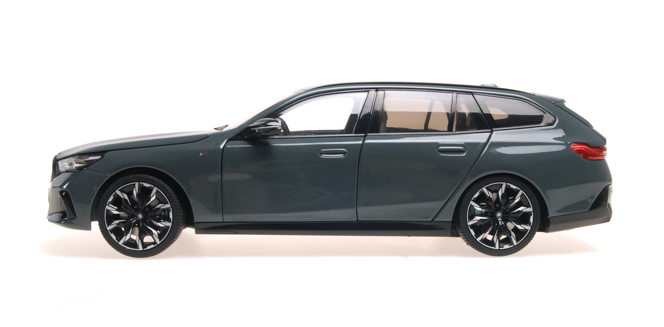 BMW i5 M60 TOURING - 2024 - GREEN METALLIC