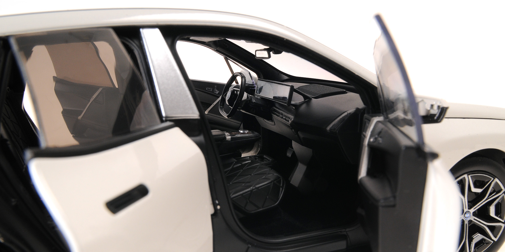 BMW iX - 2022 - WHITE METALLIC
