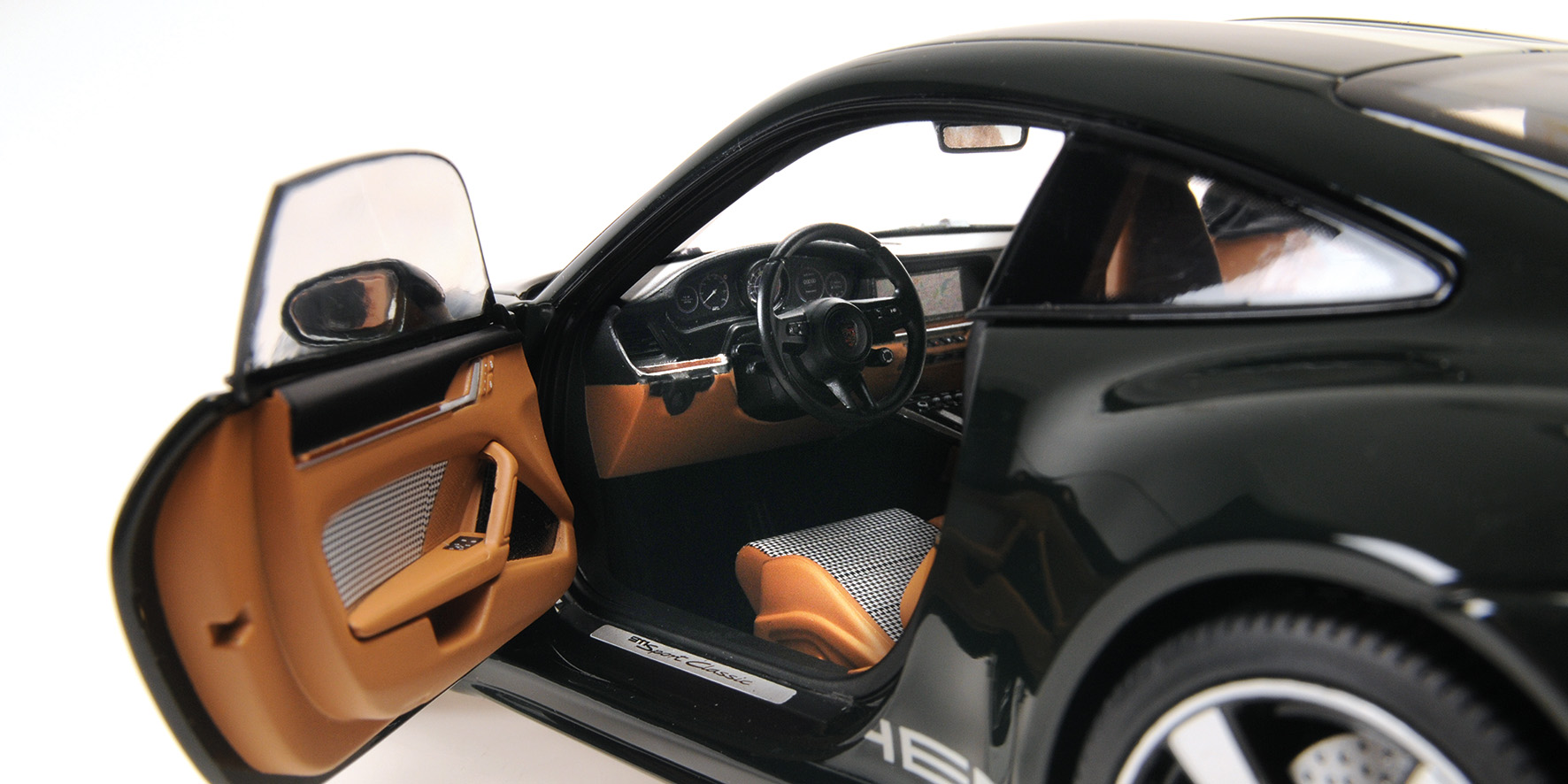 PORSCHE 911 (992) SPORT CLASSIC - 2022 - GREEN METALLIC W/STRIPE