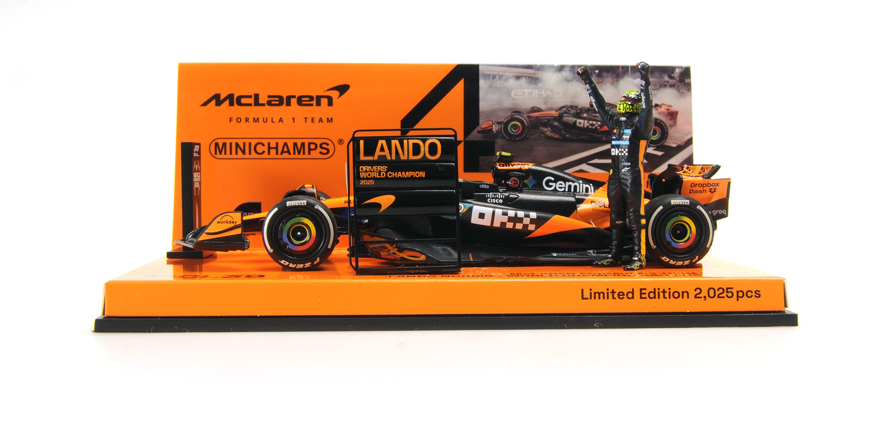 MCLAREN FORMULA 1 TEAM MCL39 - L. NORRIS - WC - ABU DHABI GP 2025 W.STAN. FIGURINE.+ 2 PITBOARDS