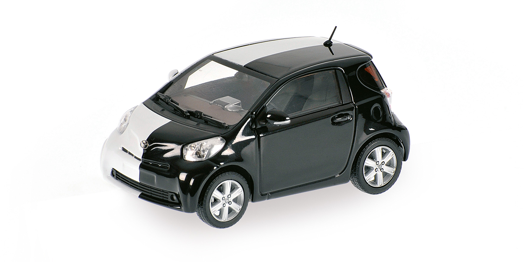 TOYOTA IQ - 2009 - WHITE/BLACK - 'GENEVA CAR SHOW 2009'