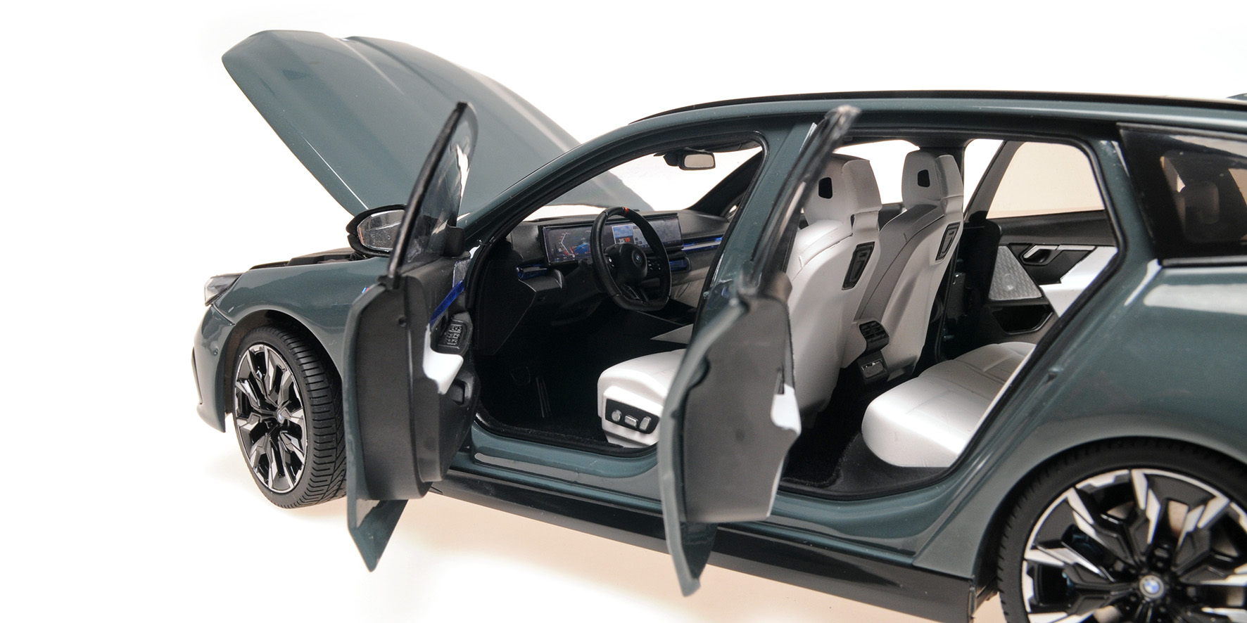 BMW i5 M60 TOURING - 2024 - GREEN METALLIC
