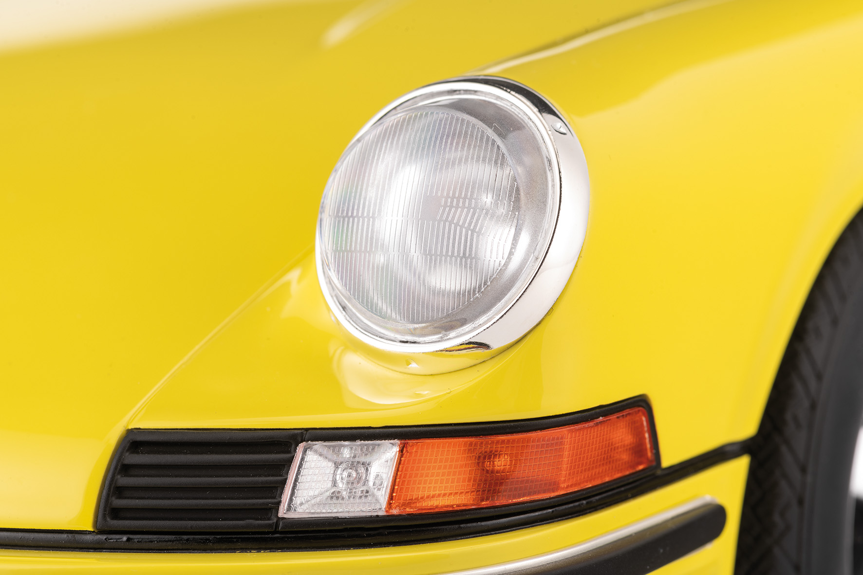 PORSCHE 911 CARRERA RS 2.7 TOURING - 1972 - GELB MIT GRÜNEM DEKOR