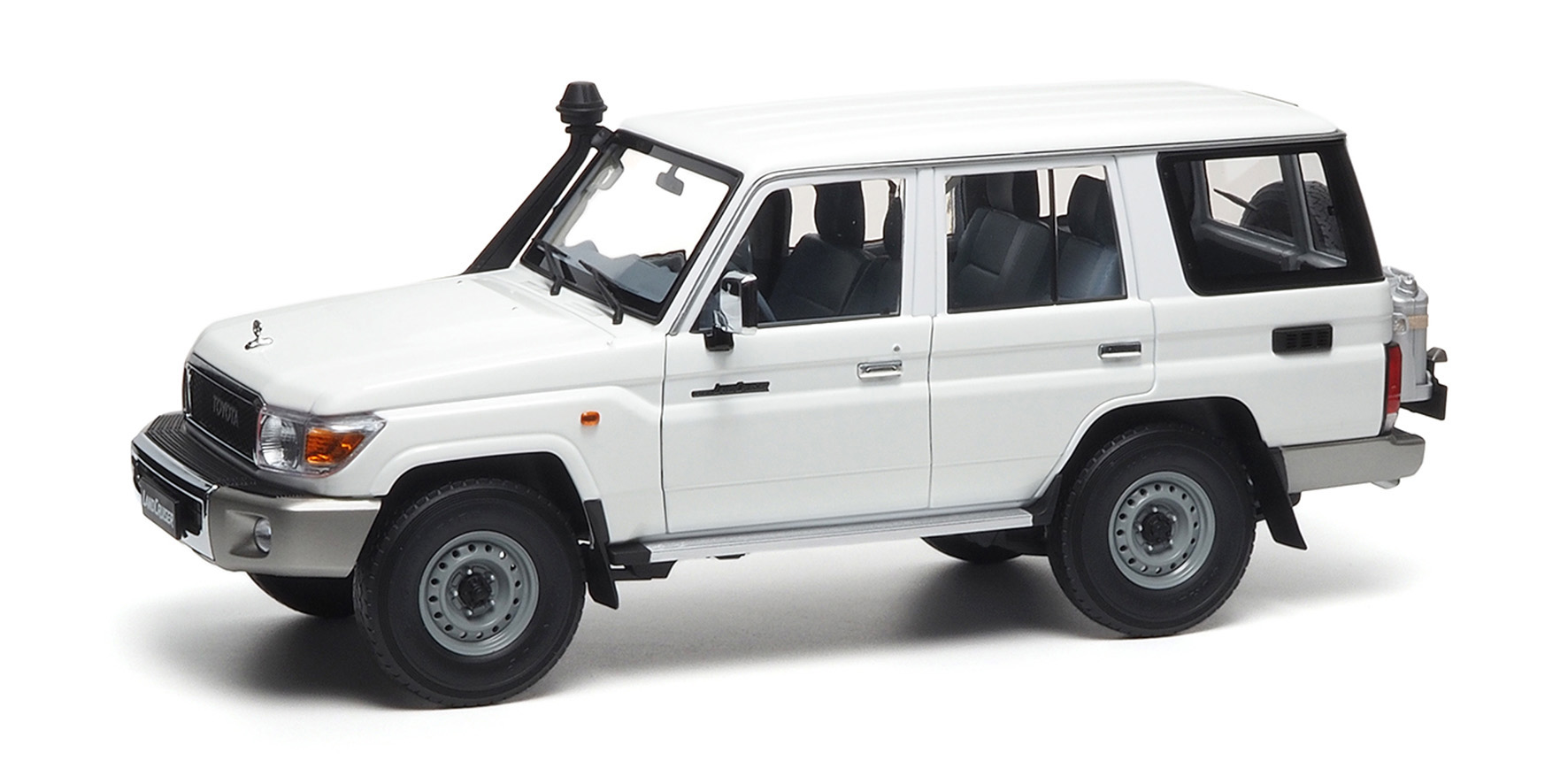 TOYOTA LAND CRUISER 76 - 2017 - WHITE