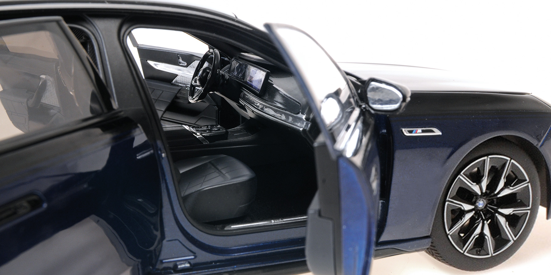 BMW i7 M70 (G70) - 2024 - BLUE METALLIC/BLACK METALLIC