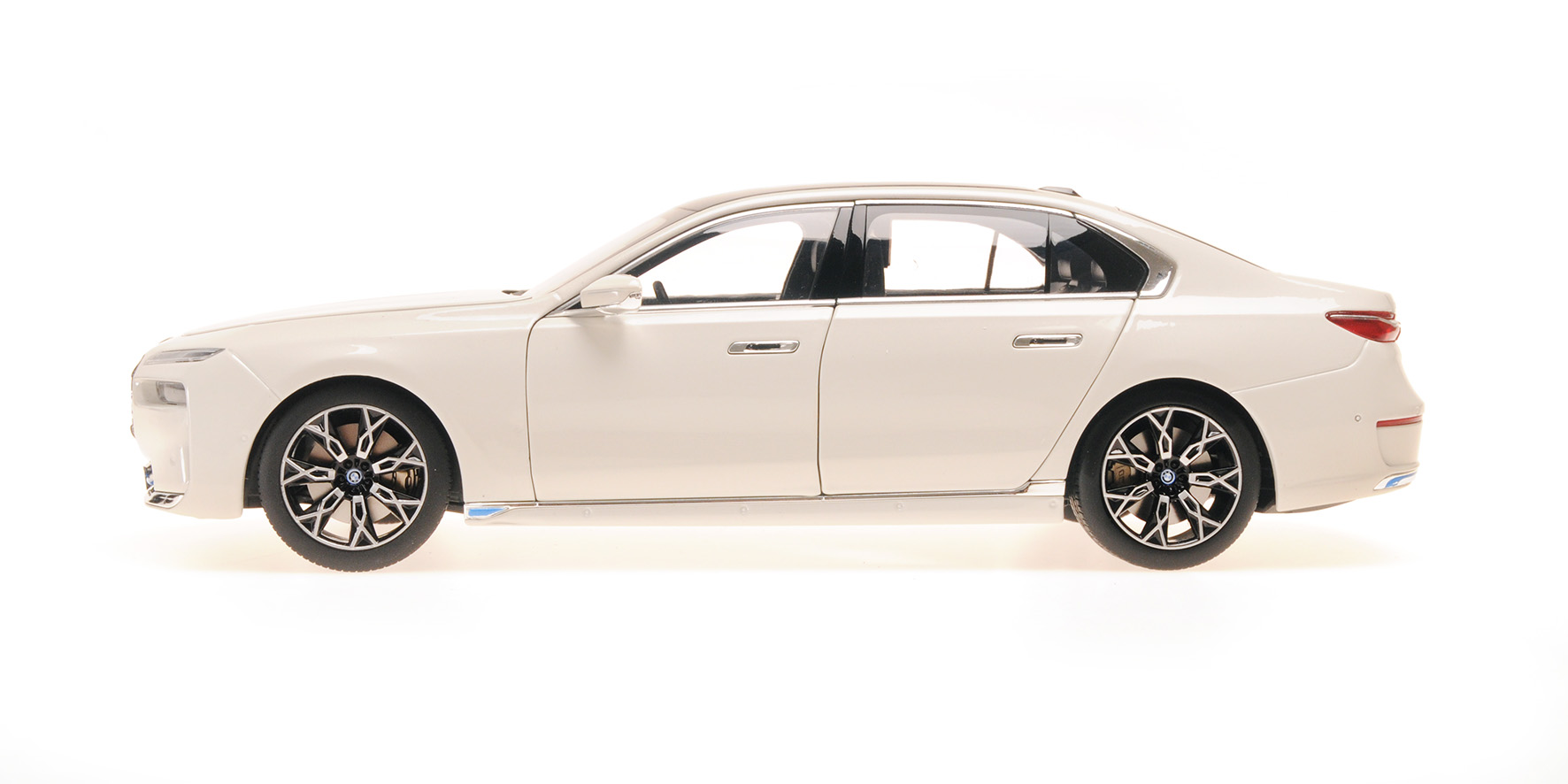 BMW i7 - 2022 - WHITE METALLIC