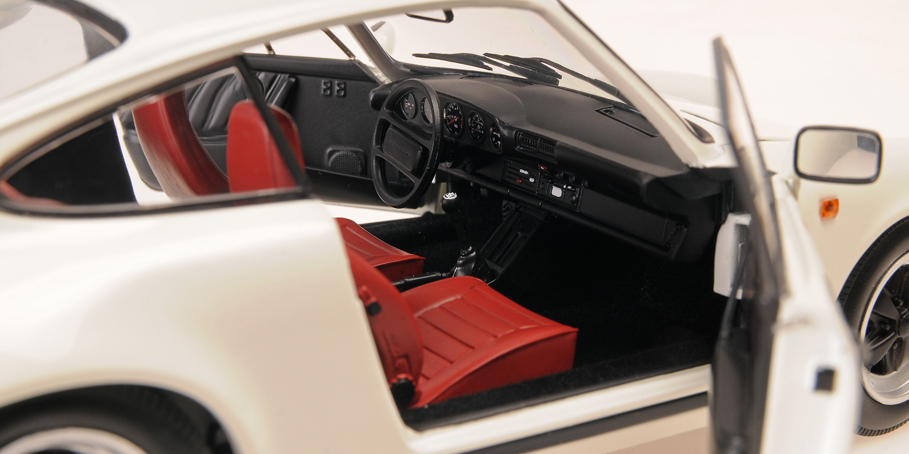 PORSCHE 911 CARRERA COUPE 3.2 - 1983 - WHITE