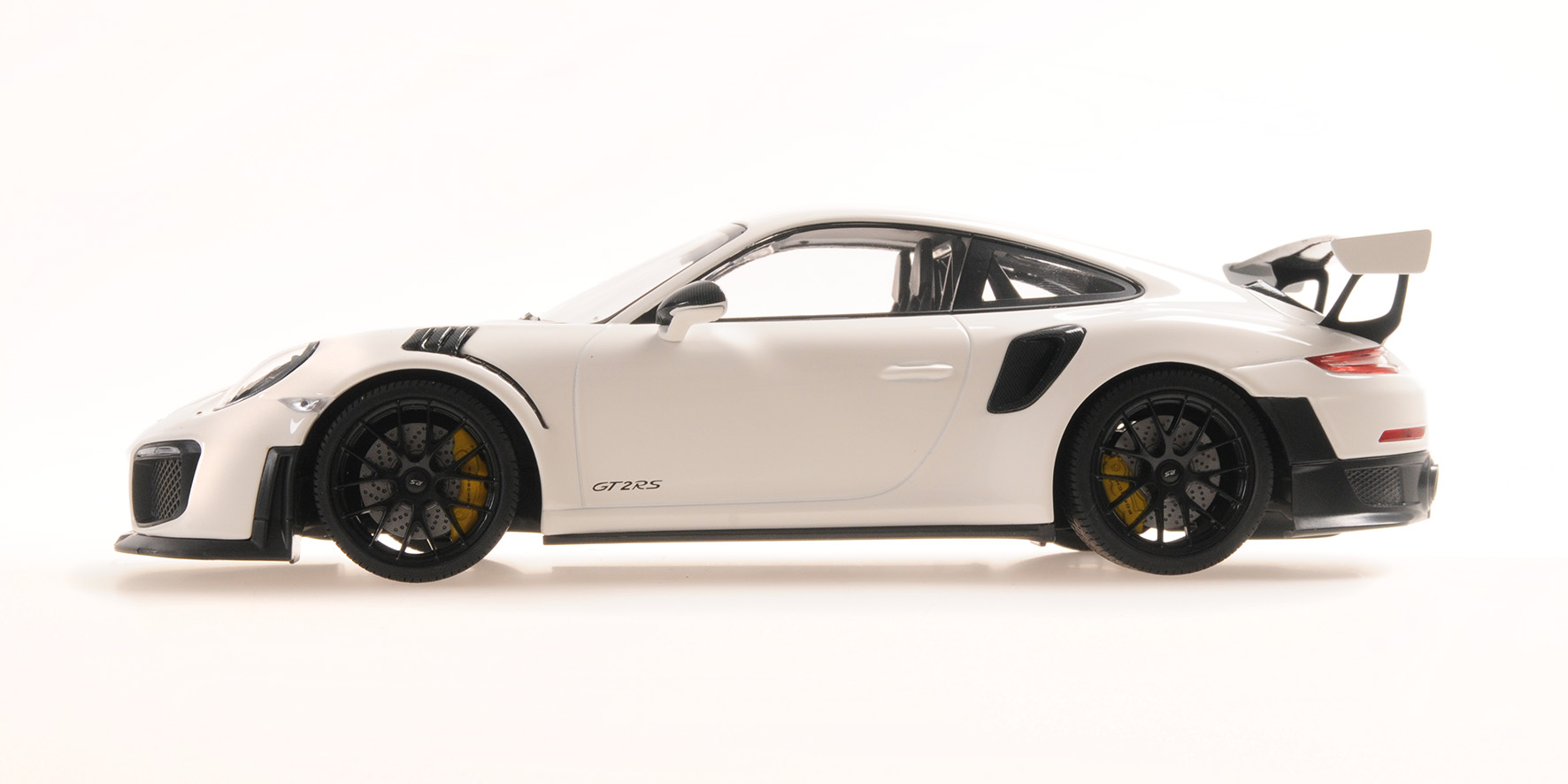 PORSCHE 911 (991.2) GT2RS - 2018 - WHITE W/ BLACK MAGNESIUM WHEELS
