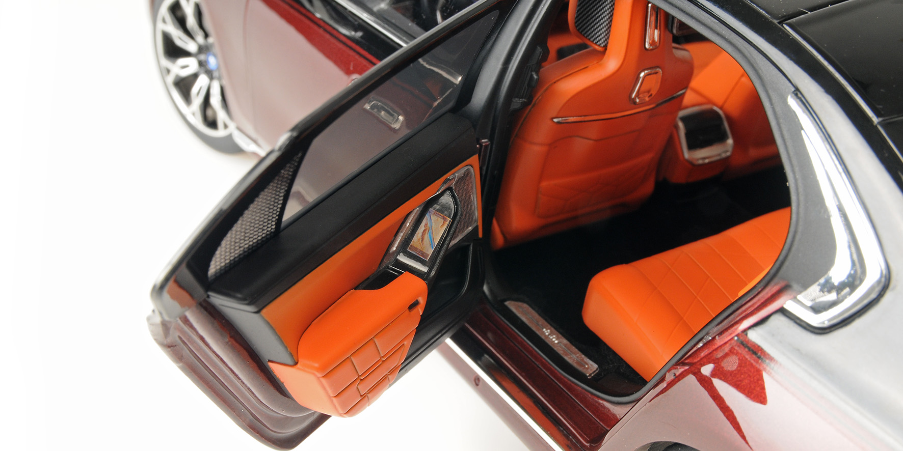 BMW i7 - 2022 - BLACK METALLIC/RED METALLIC