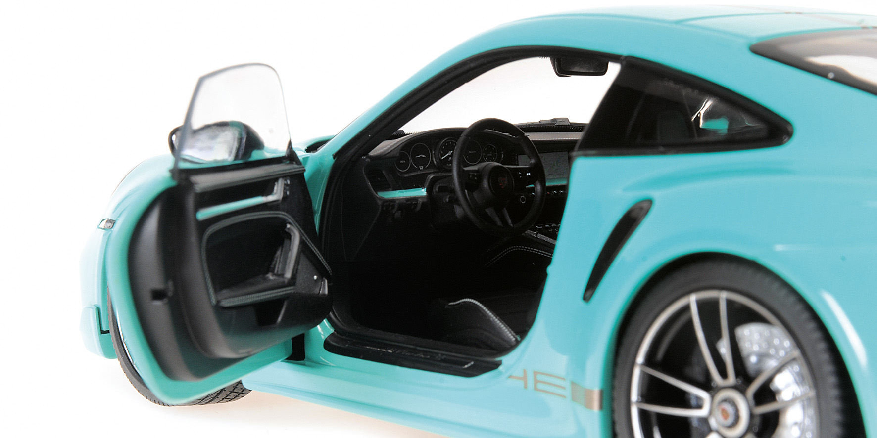 PORSCHE 911 (992) TURBO S COUPE SPORT DESIGN - 2021 - GREEN