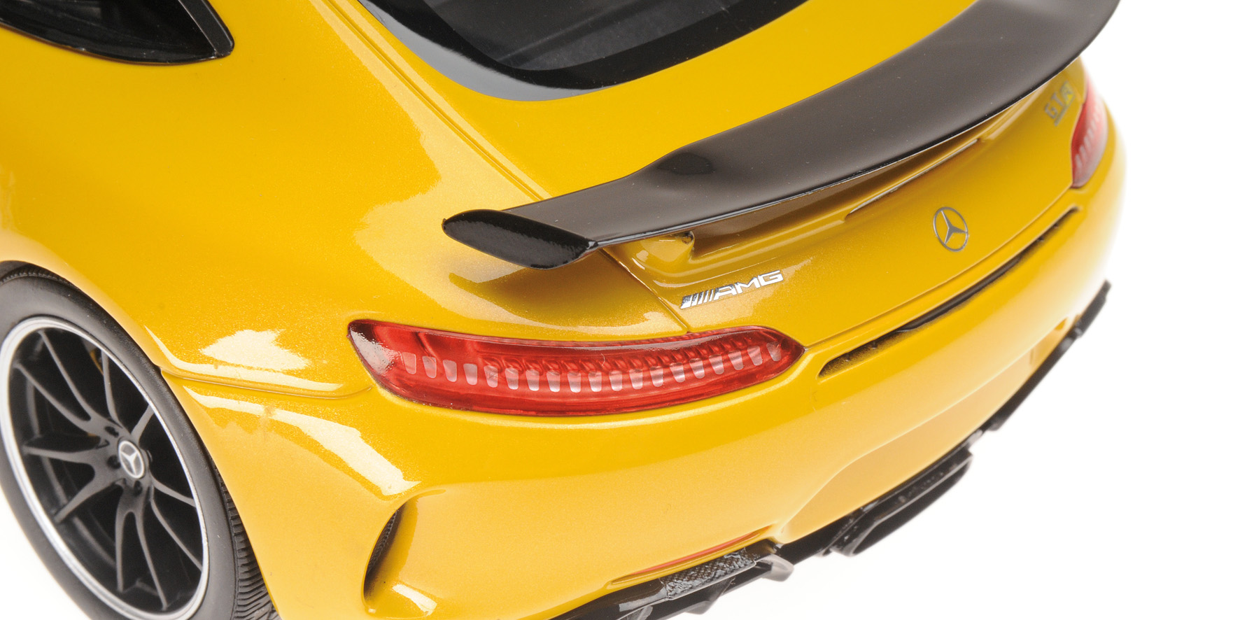 MERCEDES-AMG GT-R - 2017 - YELLOW