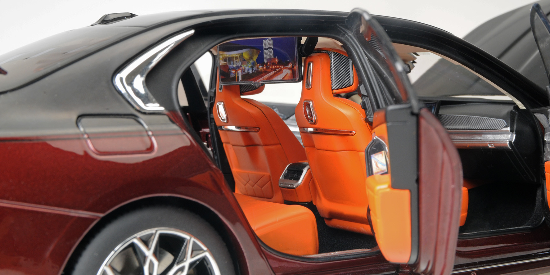 BMW i7 - 2022 - BLACK METALLIC/RED METALLIC