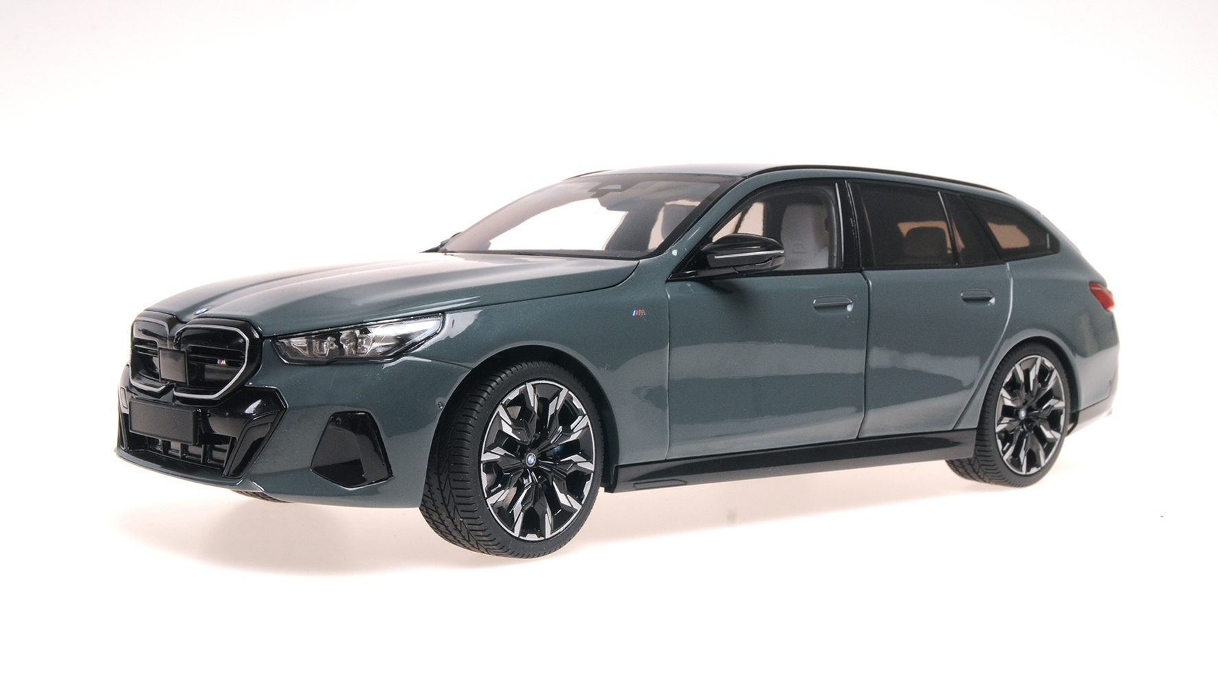 BMW i5 M60 TOURING - 2024 - GREEN METALLIC