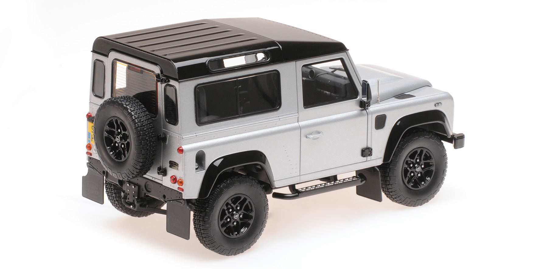 LAND ROVER DEFENDER 90 2.000.000 PCS - 2015 - SILVER
