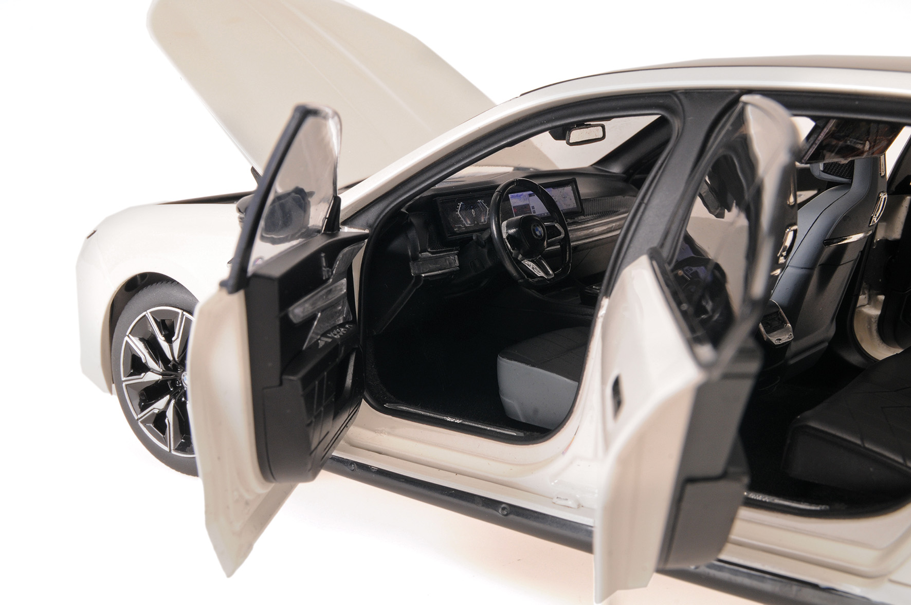 BMW i7 M70 (G70) - 2024 - WHITE METALLIC