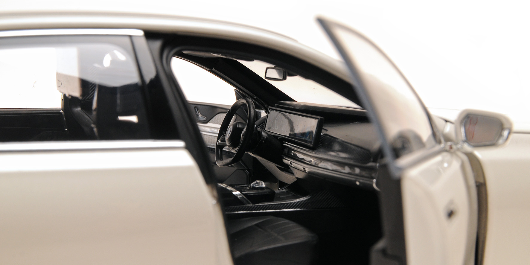BMW i7 - 2022 - WHITE METALLIC