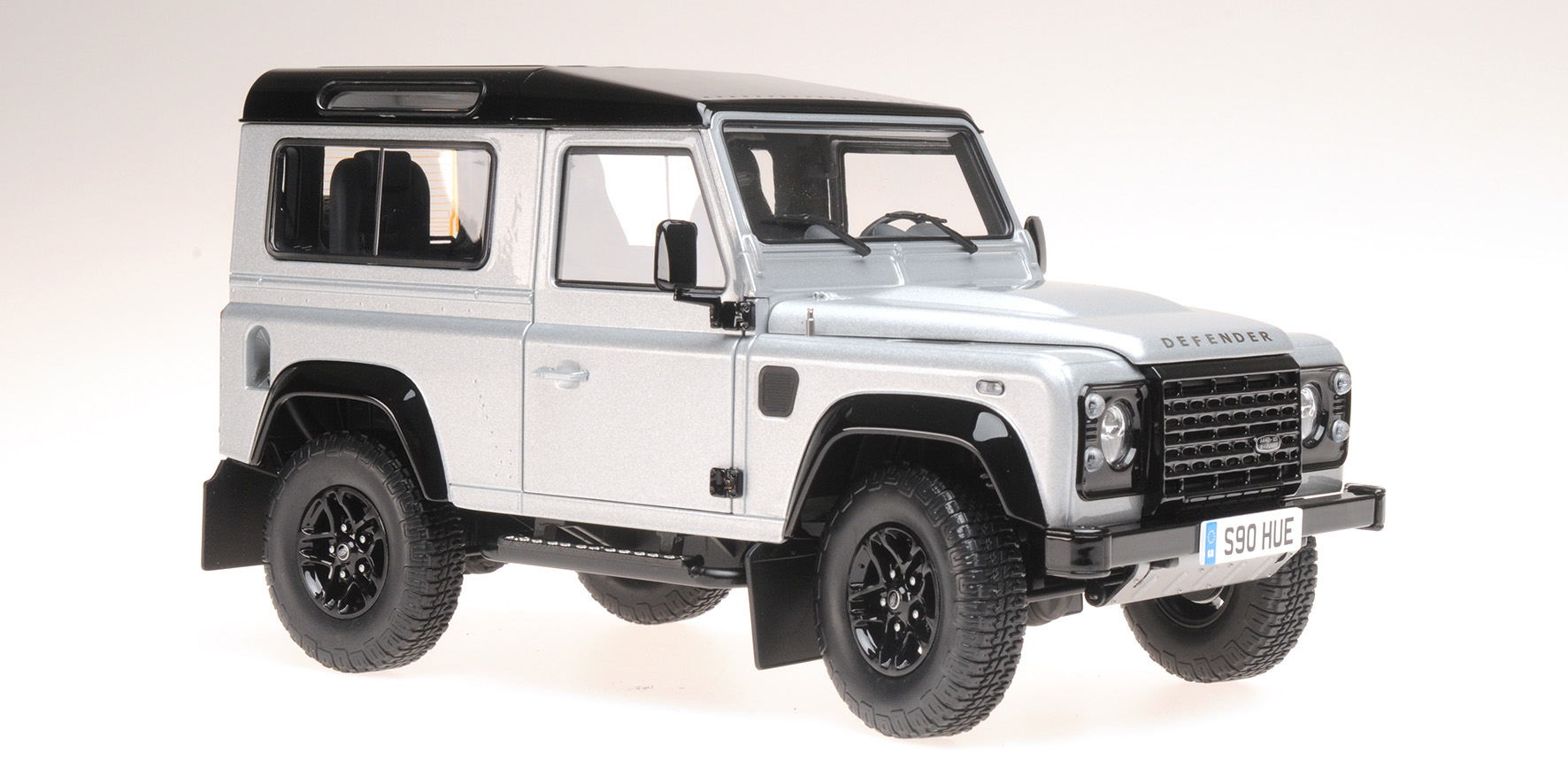 LAND ROVER DEFENDER 90 2.000.000 PCS - 2015 - SILVER