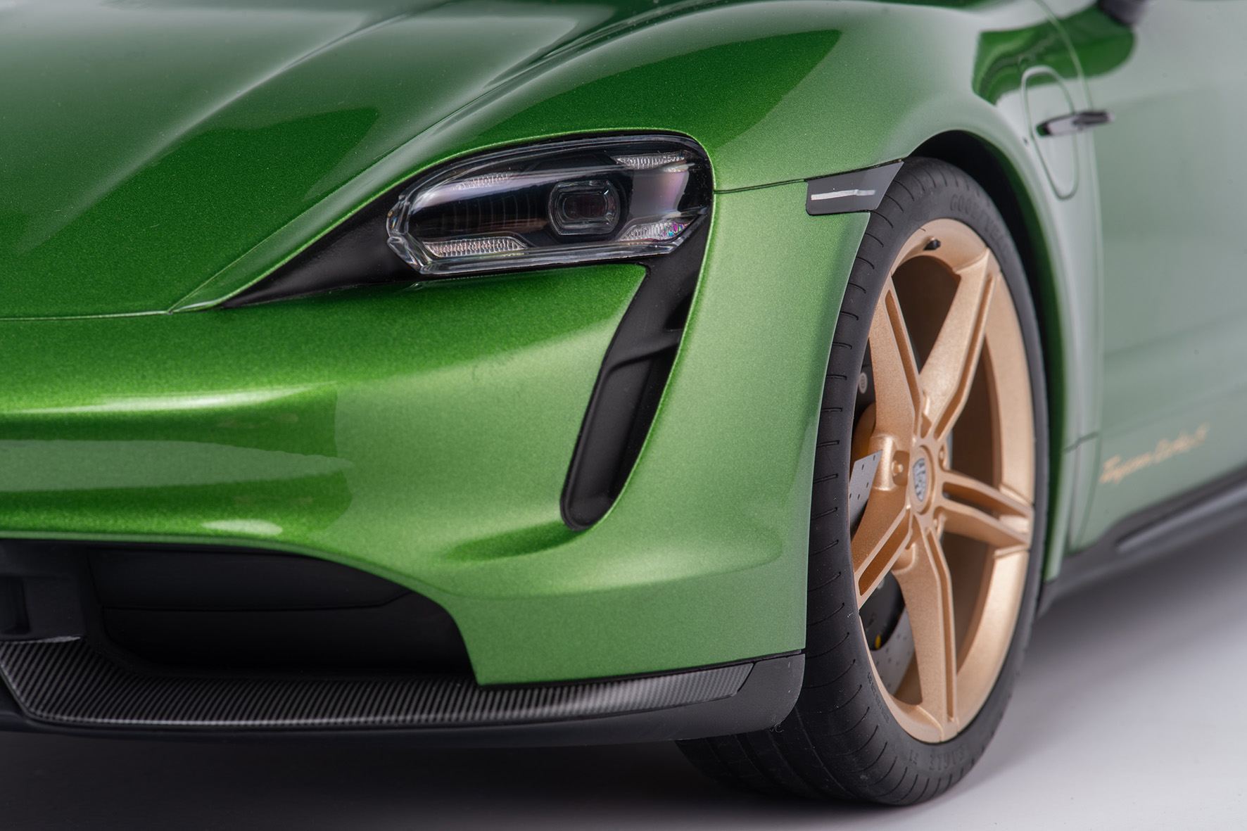 PORSCHE TAYCAN TURBO S - 2020 - MAMBAGRÜNMETALLIC