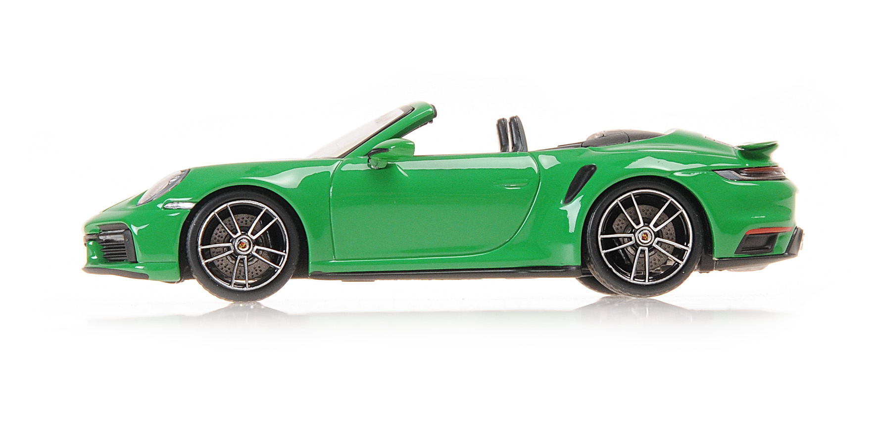 PORSCHE 911 (992) TURBO S CABRIOLET - 2019 - GREEN