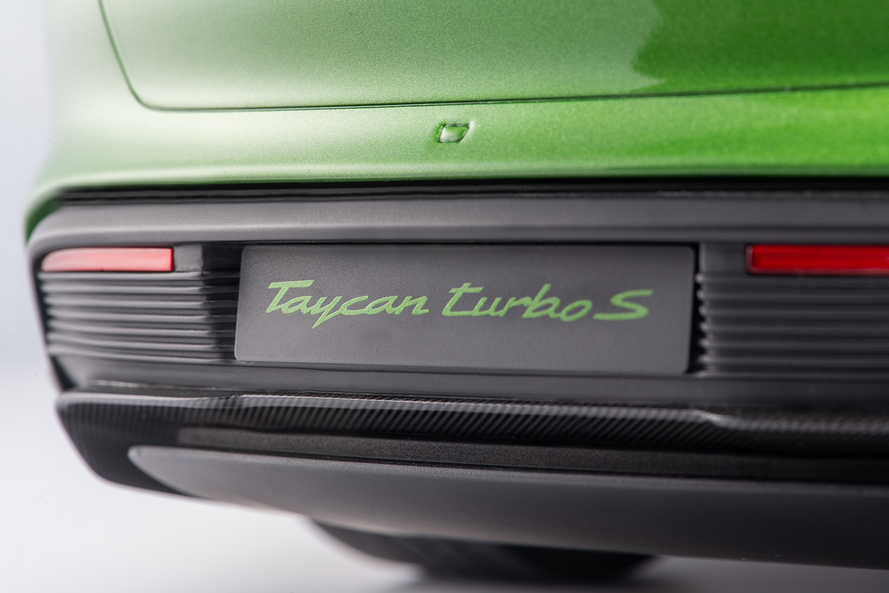 PORSCHE TAYCAN TURBO S - 2020 - MAMBAGRÜNMETALLIC