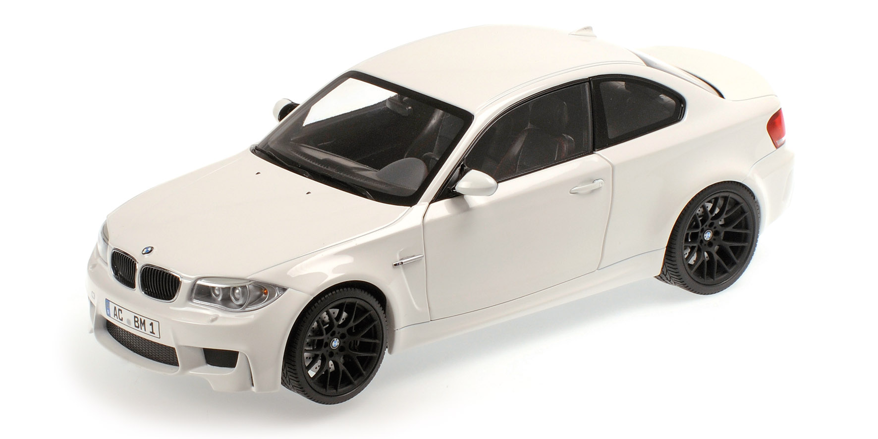BMW 1er M COUPÉ - 2011 - WHITE (ALPINE WHITE)