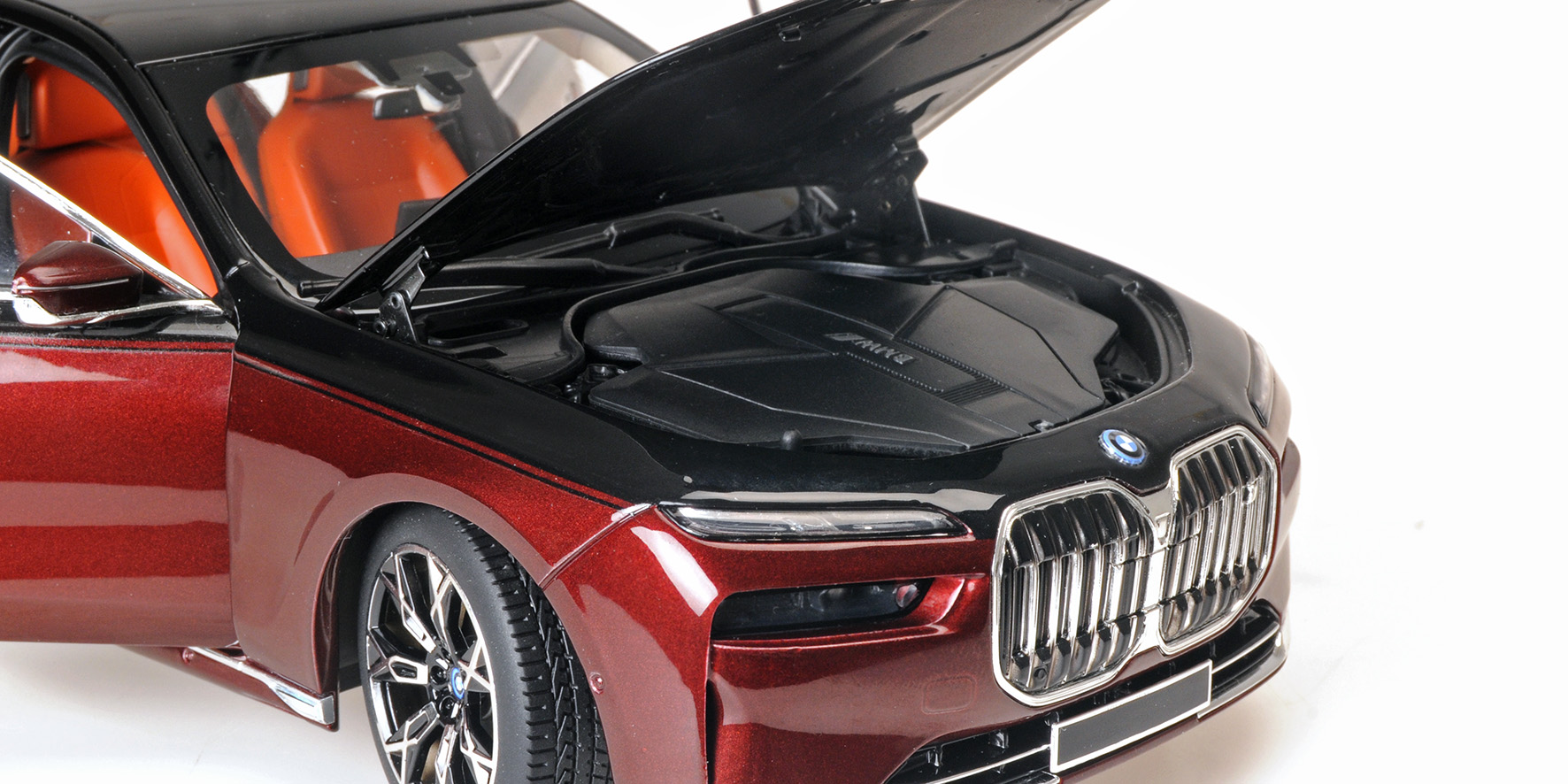 BMW i7 - 2022 - BLACK METALLIC/RED METALLIC
