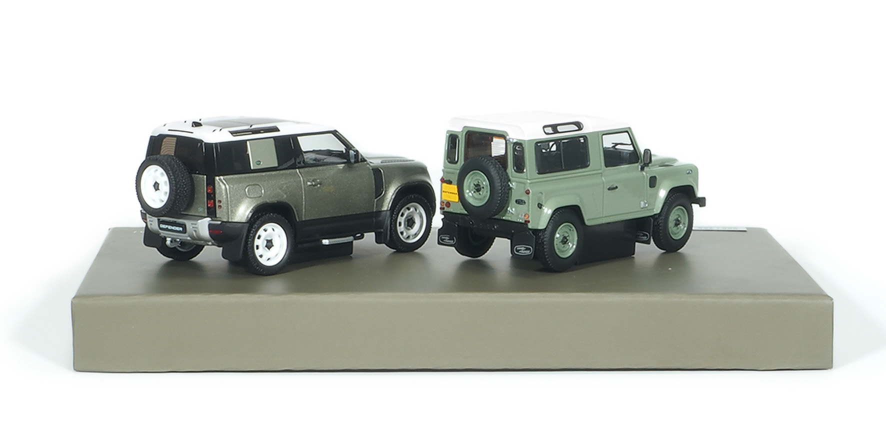 2 CAR SET - LAND ROVER  DEFENDER 90 - GREEN - 2015 / DEFENDER 90 - PANGEA GREEN - 2020