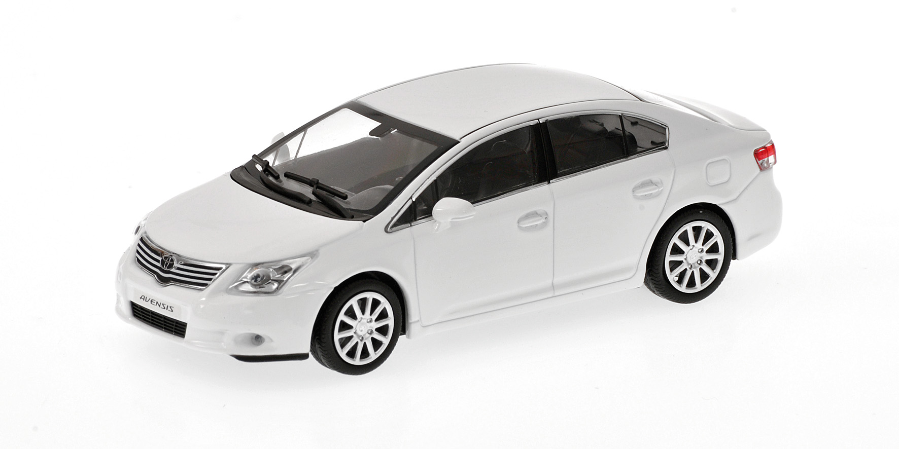 TOYOTA AVENSIS - 2009 - WHITE