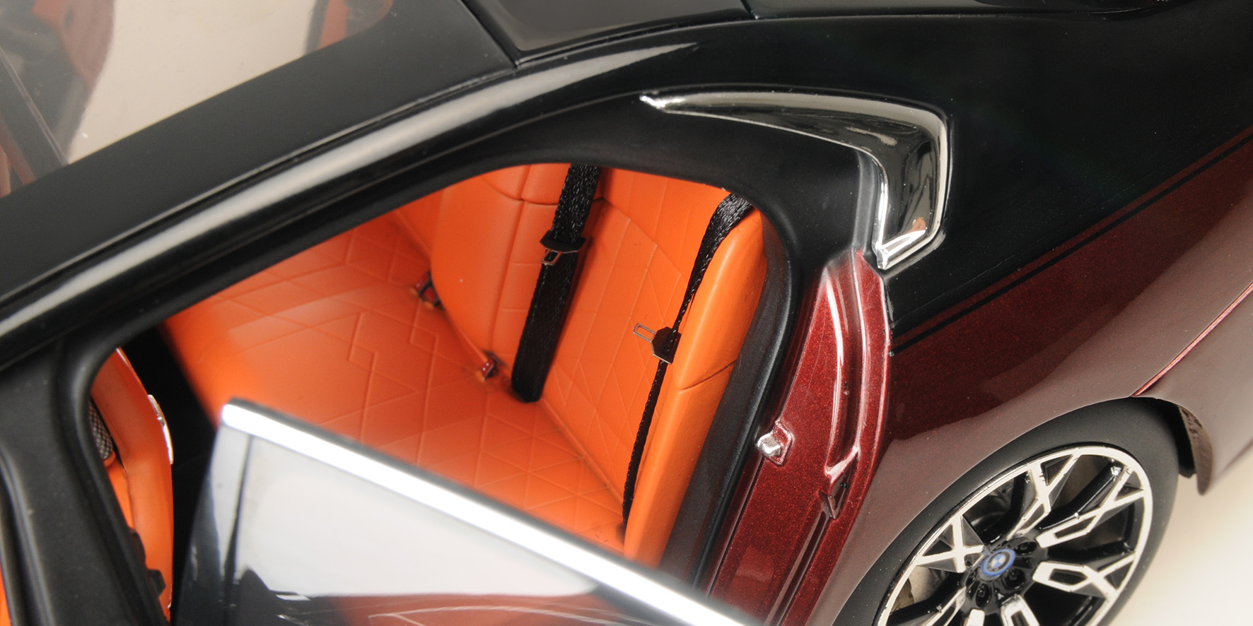 BMW i7 - 2022 - BLACK METALLIC/RED METALLIC