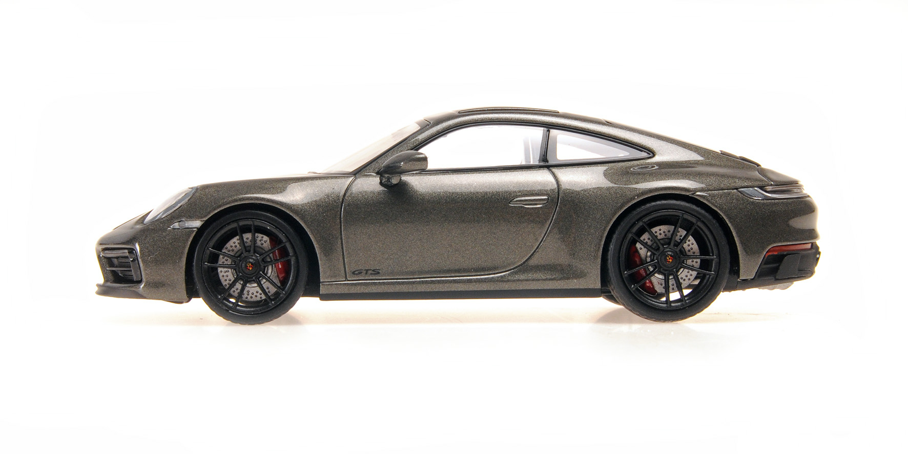 PORSCHE 911 (992) CARRERA 4 GTS - 2019 - GREEN METALLIC