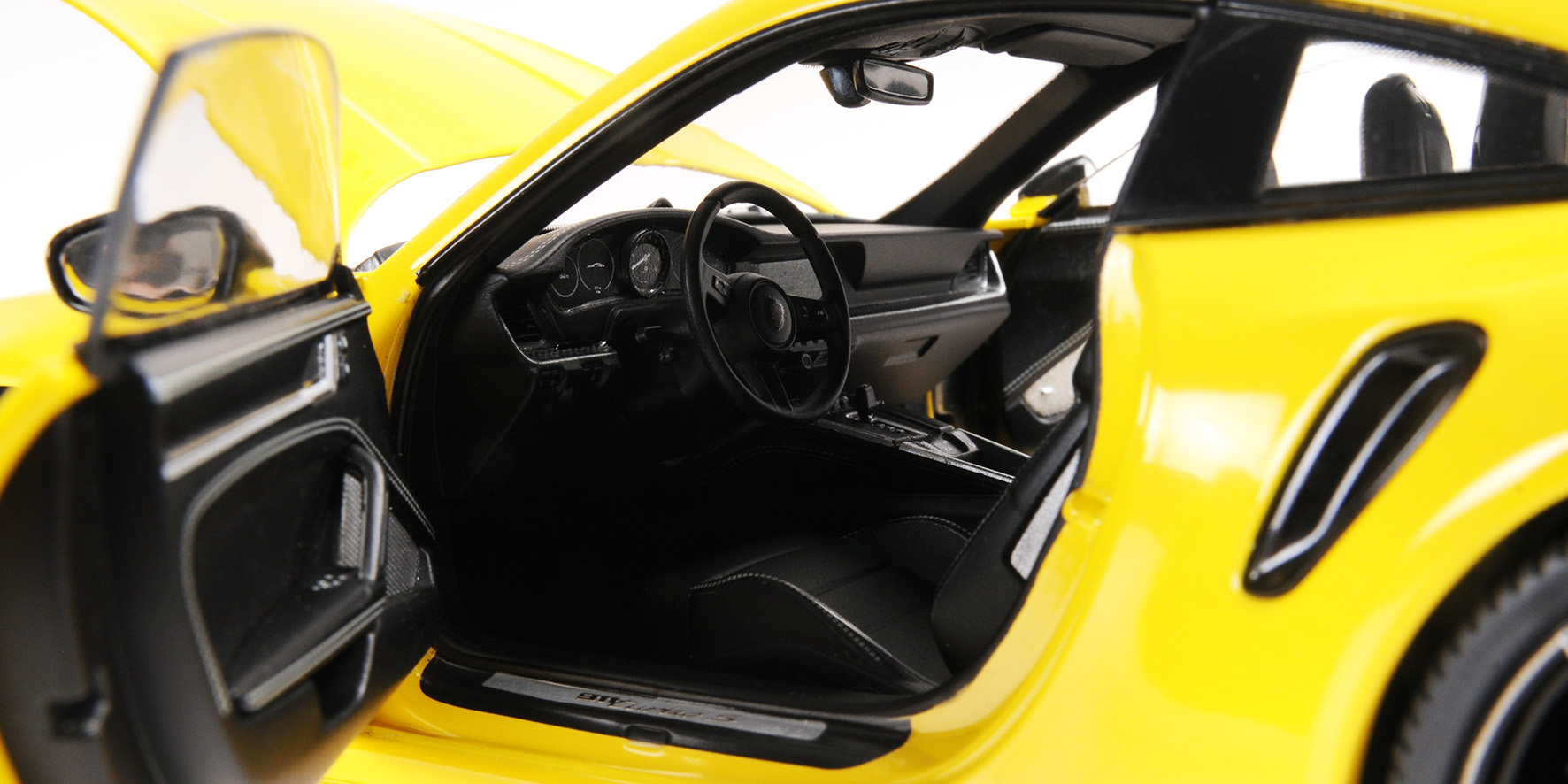PORSCHE 911 (992) TURBO S COUPE SPORT DESIGN - 2021 - YELLOW