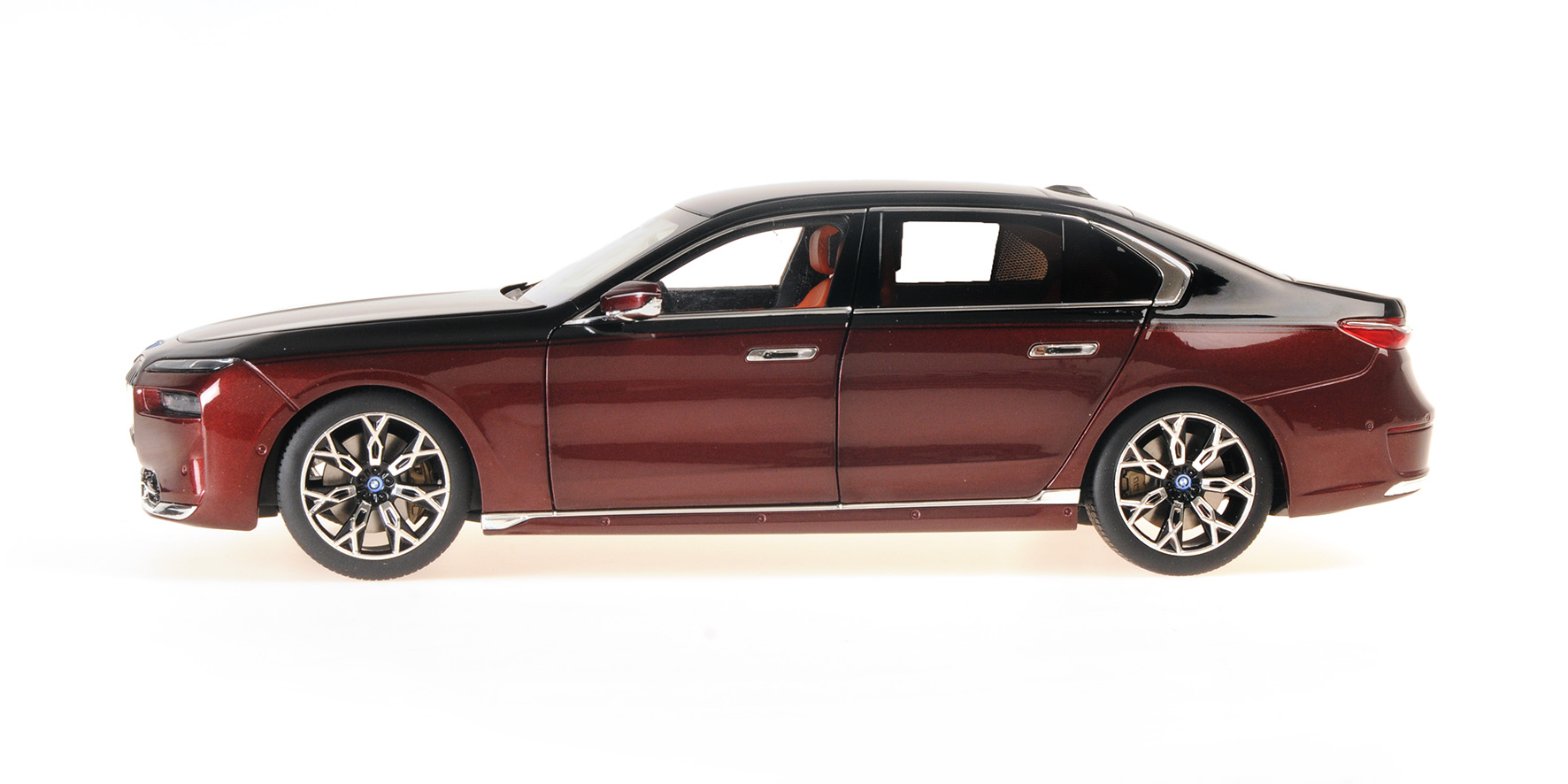 BMW i7 - 2022 - BLACK METALLIC/RED METALLIC