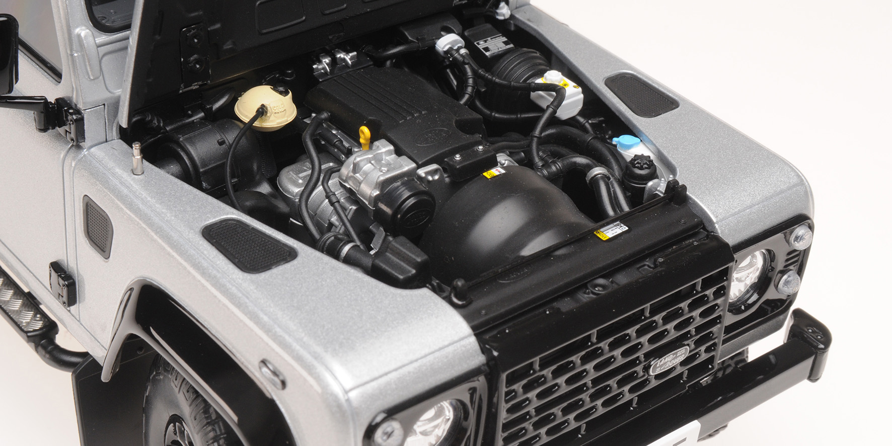 LAND ROVER DEFENDER 90 2.000.000 PCS - 2015 - SILVER