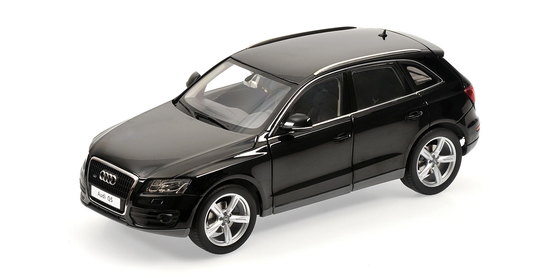 AUDI Q5 - PHANTOM BLACK