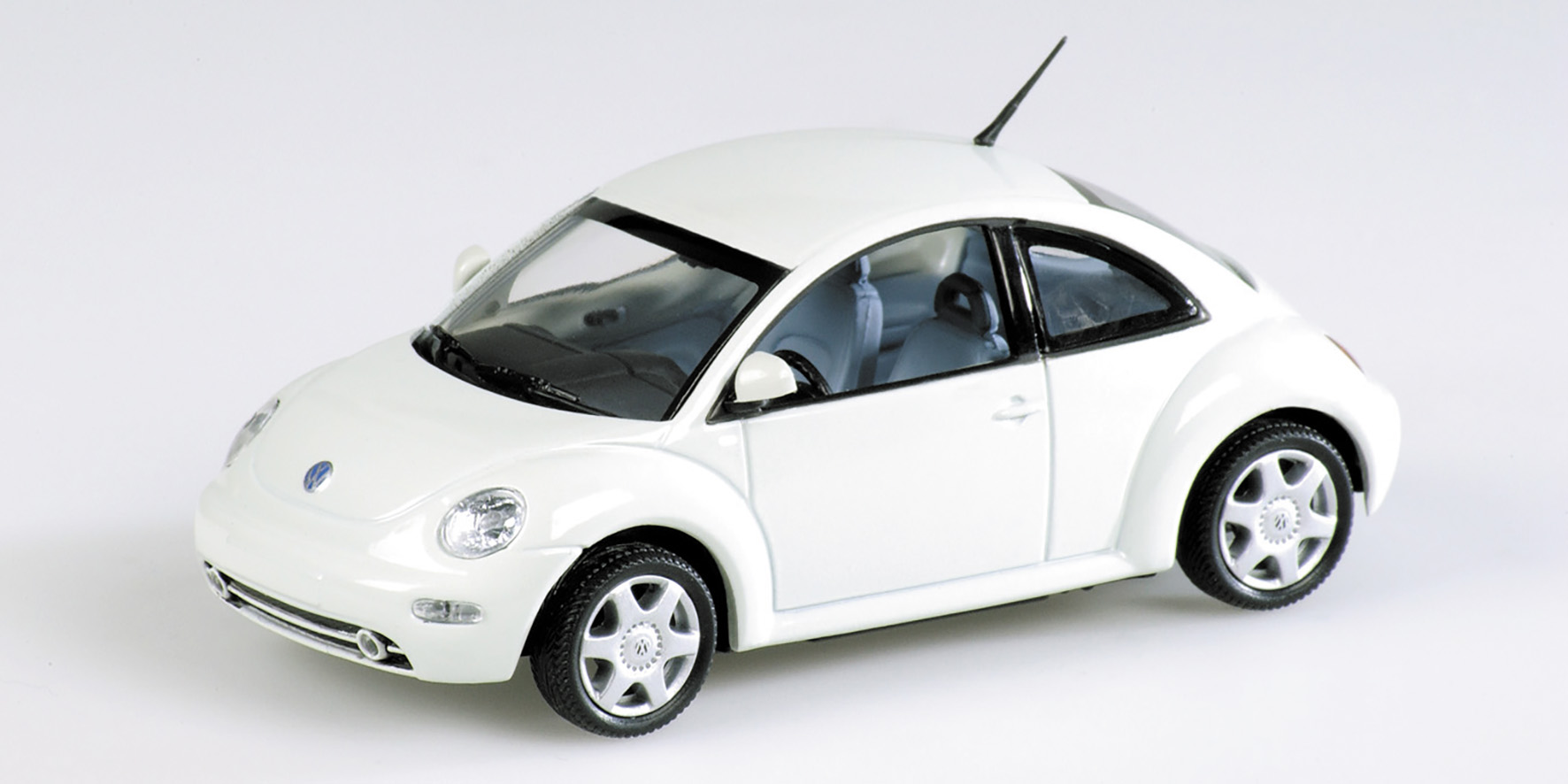 VOLKSWAGEN NEW BEETLE - 1998 - WHITE