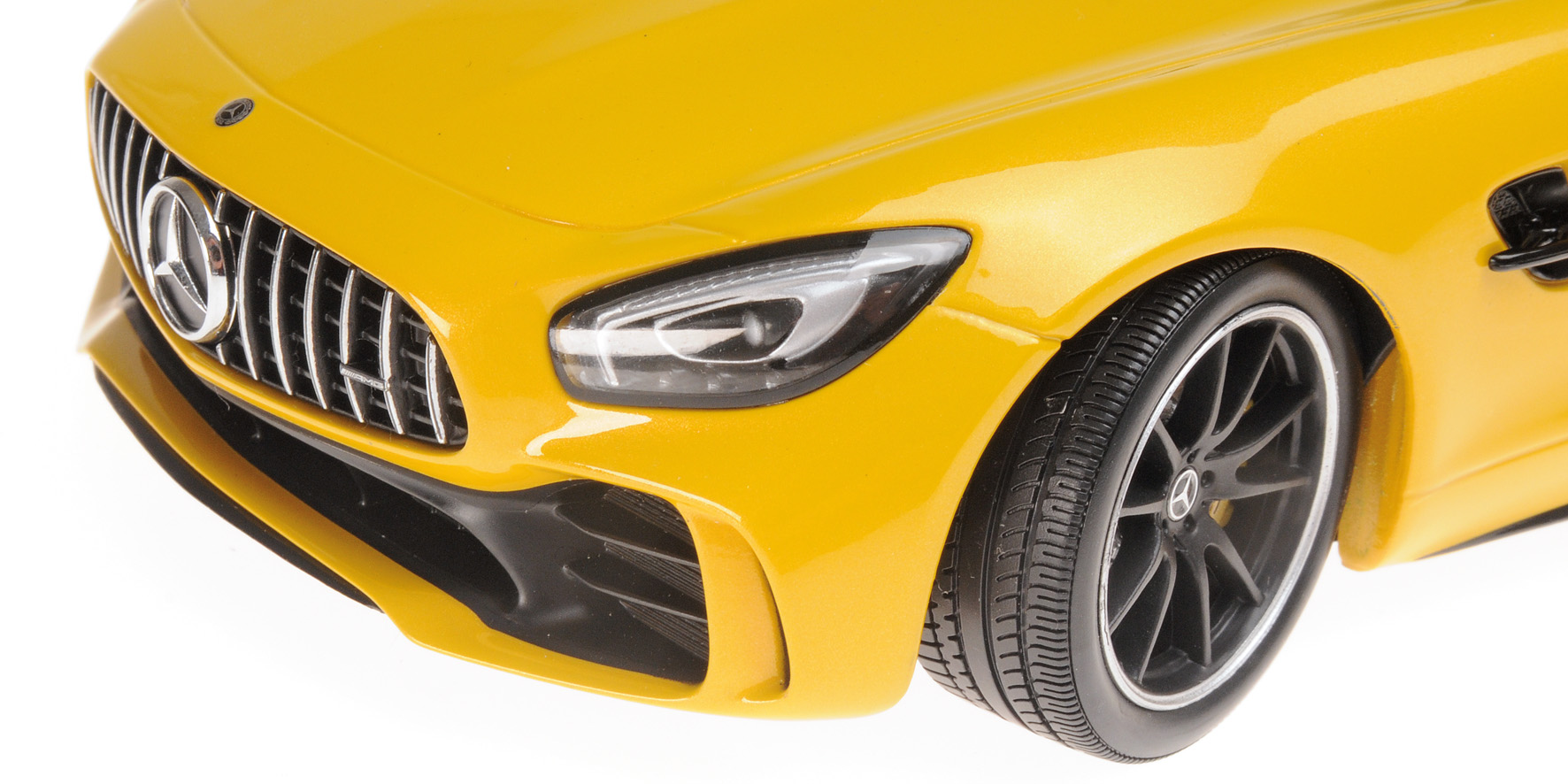 MERCEDES-AMG GT-R - 2017 - YELLOW